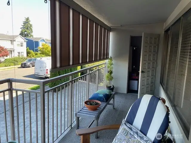 Deck facing west-w/retractable shades