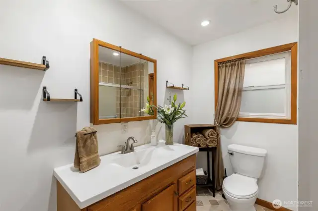 Guest bath with full bath/shower.