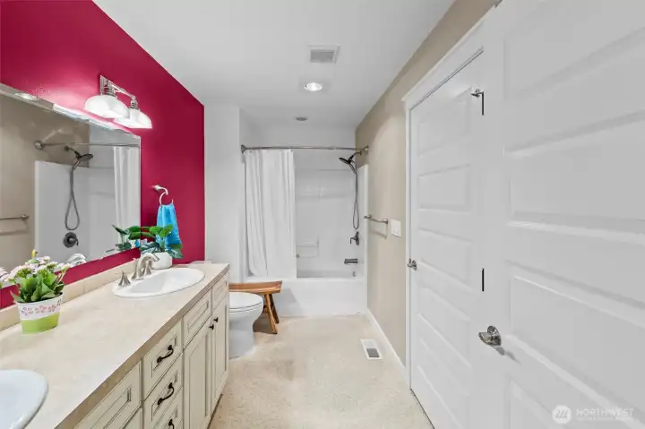 The shared 2nd level bathoom has dual vanity sinks and a full surround shower and bathtub.