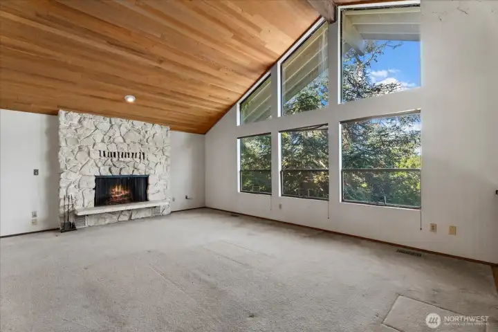 BRIGHT AND SPACIOUS  LIVINGROOM