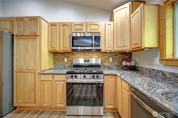 Quartz countertops, newer stainless steel appliances~