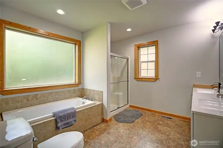 w/attached en-suite full bath~