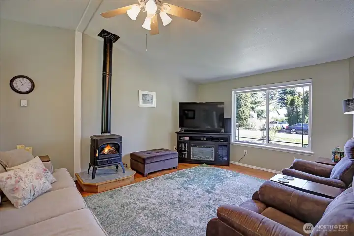 Light and airy Living room w/gas fireplace & vaulted ceiling