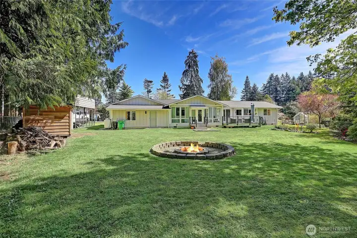 Private, serene backyard for relaxing & entertaining. New chain-link, fully fenced