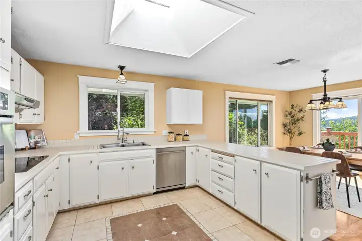 Well-designed U-shaped kitchen offering more than enough counter space and storage