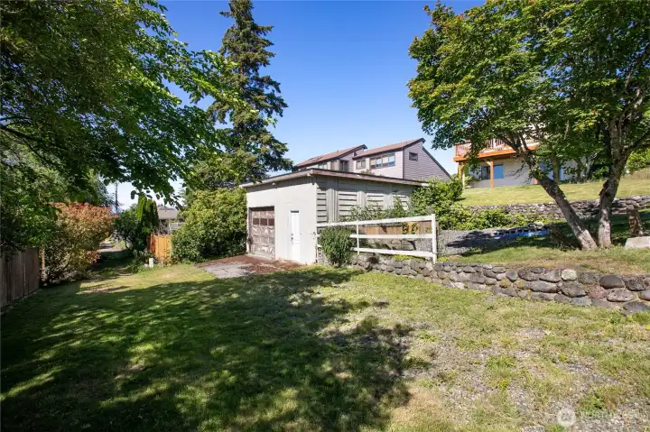 Detached garage