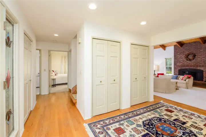 Warm welcome and plenty of storage upon entry Warm welcome and plenty of storage upon entry