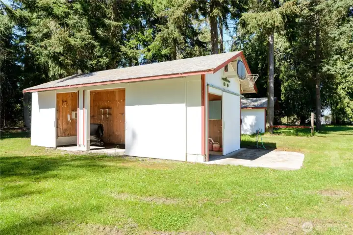 Additional outbuildings for storage/other uses Additional outbuildings for storage/other uses