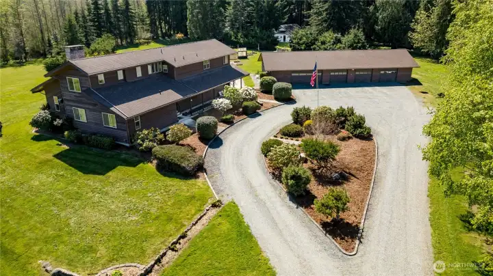 Large circular driveway for ease and plenty of parking, perfect for entertaining Large circular driveway for ease and plenty of parking, perfect for entertaining