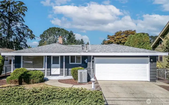 Welcome Home!  Turn Key ... just move in & enjoy easy living.  Great access to schools, shopping & highways to all North, South, East & West Pierce County Locations!