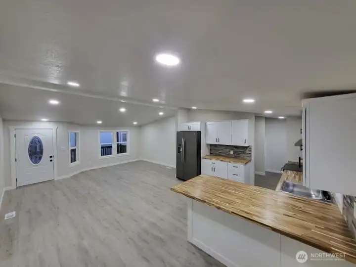 Wide view of entire room / primary entrance door