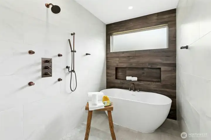 Primary shower/tub wet room