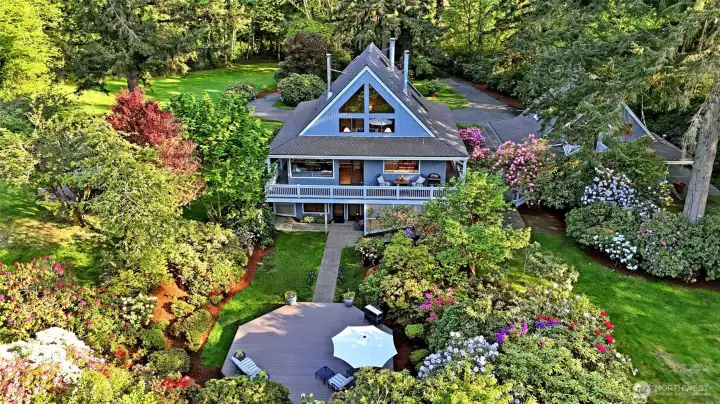 Mature gardens, fruit trees, outdoor living spaces, privacy... all just minutes from downtown Redmond, Woodinville and Totem Lake.