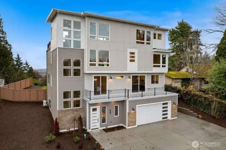 Photographs are for illustrative purposes only. Features, finishes, interior/exterior colors, landscaping and floorplan shown may vary from actual homes built