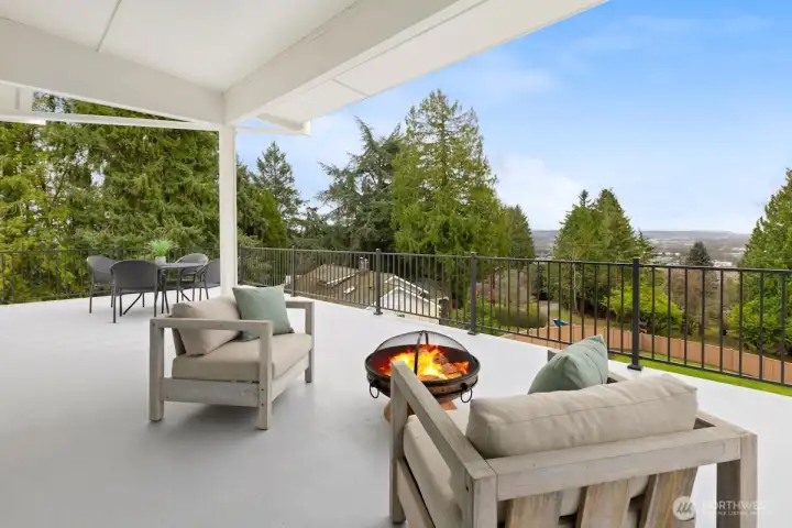Photographs are for illustrative purposes only. Features, finishes, interior/exterior colors, landscaping and floorplan shown may vary from actual homes built
