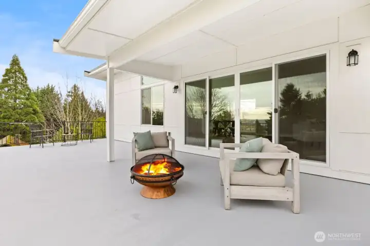 Photographs are for illustrative purposes only. Features, finishes, interior/exterior colors, landscaping and floorplan shown may vary from actual homes built