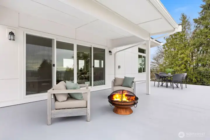 Photographs are for illustrative purposes only. Features, finishes, interior/exterior colors, landscaping and floorplan shown may vary from actual homes built