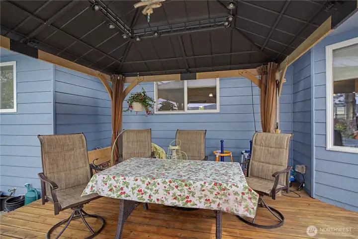 OUtdoor pation next to pool