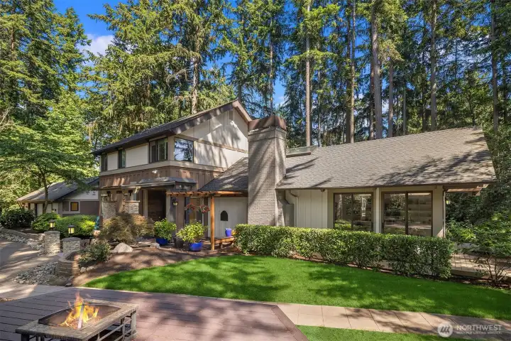 Front Yard Decking. You’ll Feel your in a sanctuary as the children play in the yard and ideal grassy park across the street.