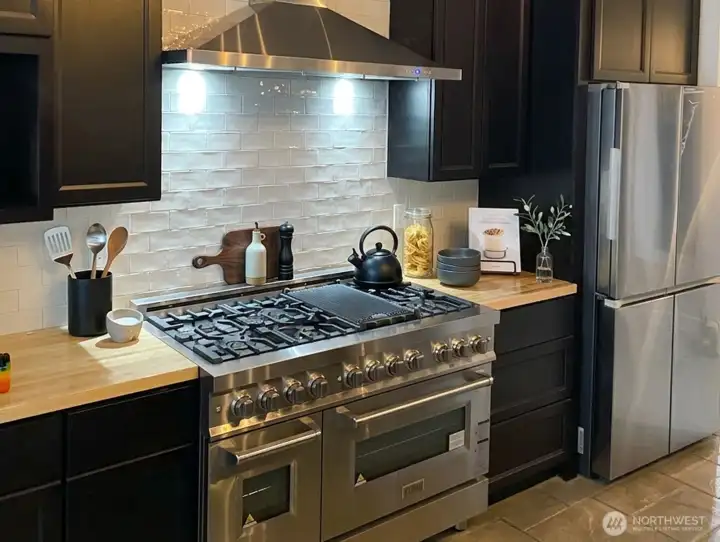 ZLINE propane 6 burner plus grill double, and stainless steel hood is the envy of every chef.