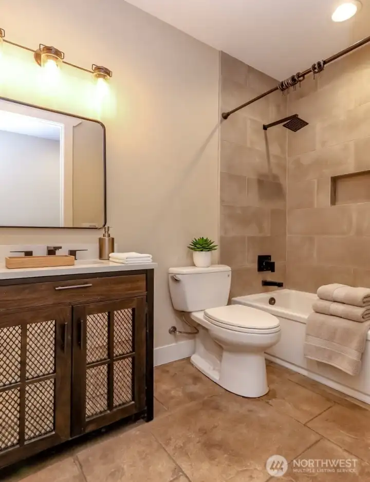 Main-level fully gust bath