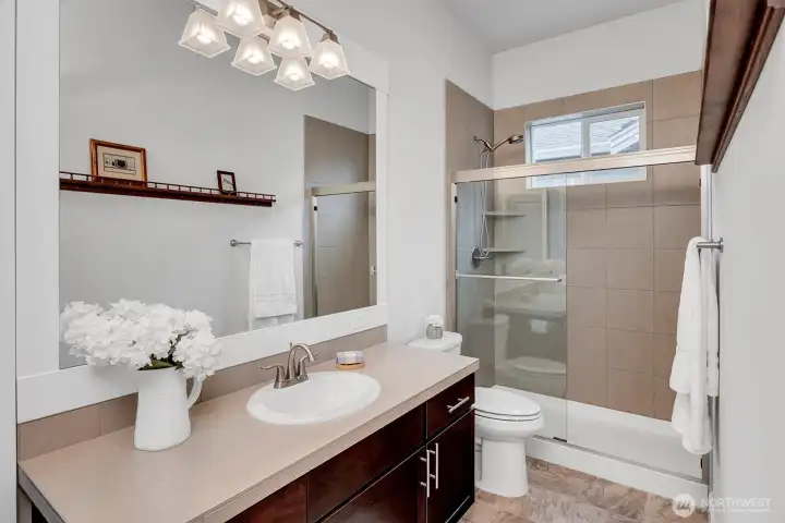 ~2nd bath w/full size shower