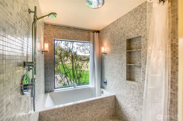 The soaking tub is complete with champagne bubbles.