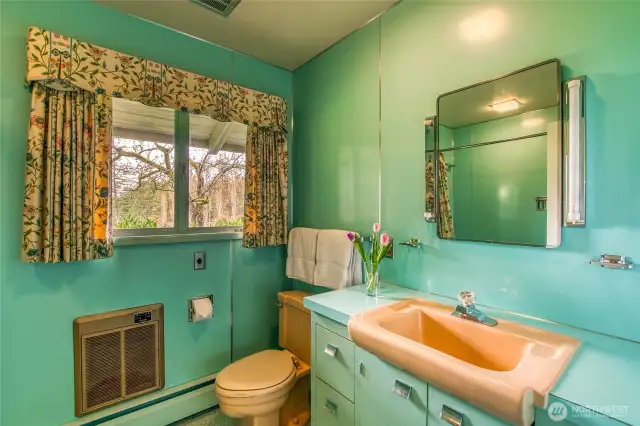 The second bedroom ensuite bath is a midcentury time capsule.