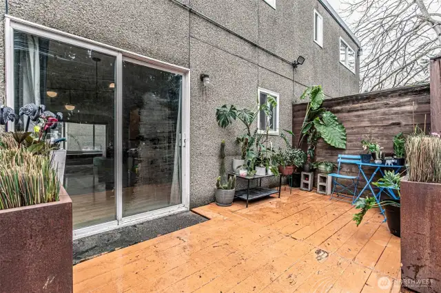 Beautiful deck space - great for sunny days!