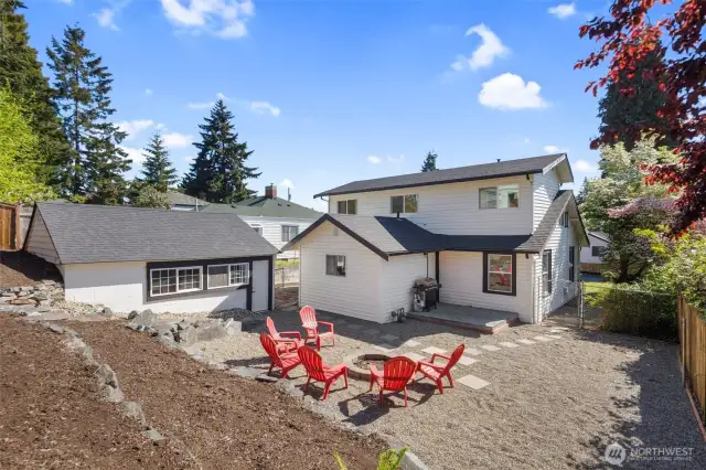 Private backyard for enteraining