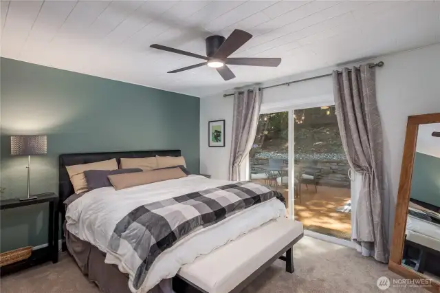 Primary bedroom w/access to backyard