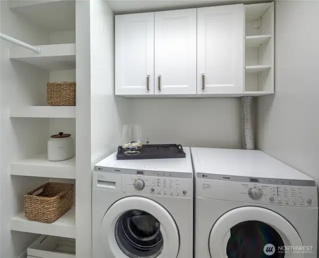 Laundry room w/built-ins