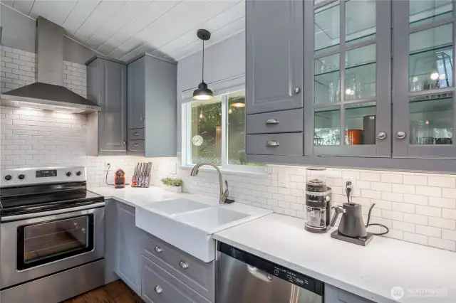 Farmhouse sink & stainless steel appliances