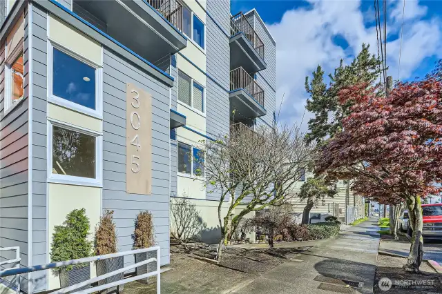 Enjoy the neighborhood amenities. Great location near Interbay Golf, stores, pubs, restaurants, gas stations,.. few minutes to Ballard and Expedia