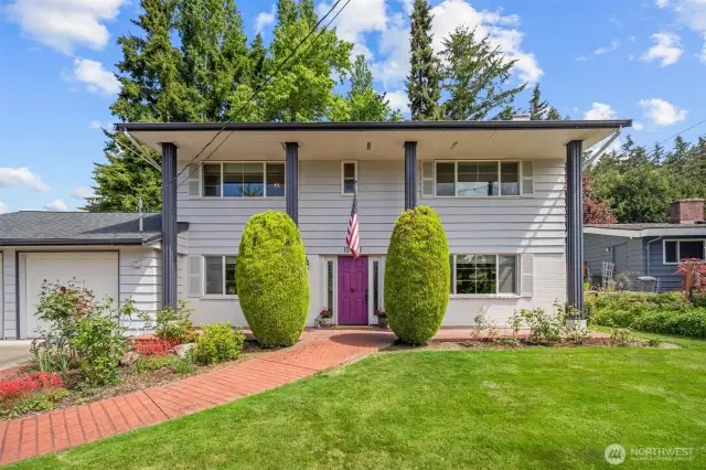 4 bedroom, 2 1/2 bathroom 2,380 sq ft home in sought after Lake Hills, Bellevue