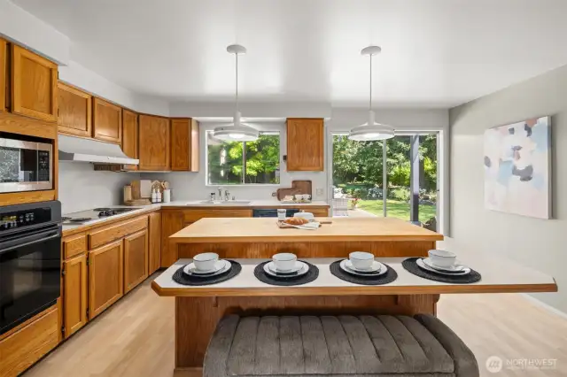 Kitchen with breakfast bar