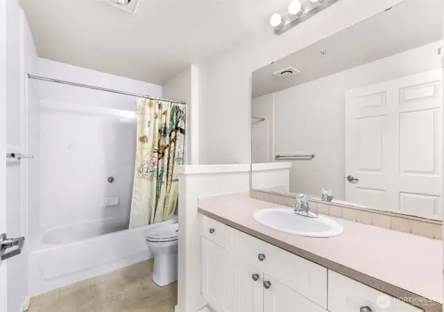 Full guest bath in hallway