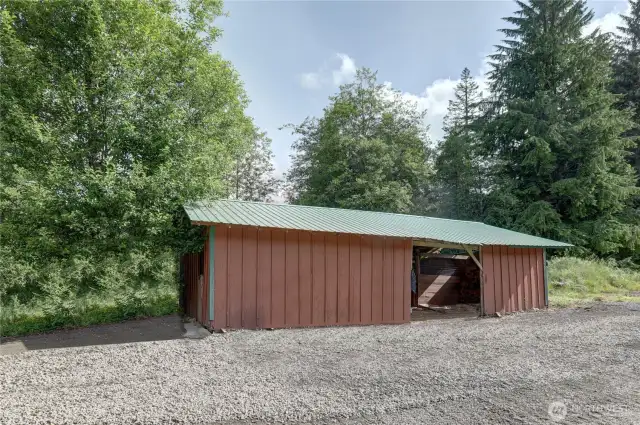 Barn - 1 stable and lots of storage for Hay or wood