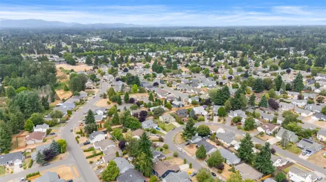 Home close to shopping, restaurants, medical, bus line, I-5 access & JBLM.