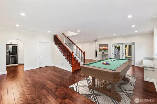 Virtual Stage: This expansive lower-level space is perfect for entertaining, relaxing, or hosting game nights. With easy access to the backyard, an open layout, and proximity to the kitchen, it’s ideal for gatherings of all sizes. The room’s size and flow offer endless possibilities to tailor it to your lifestyle.