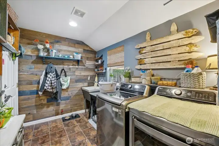 Off garage mudroom and laundry