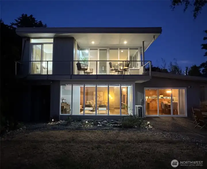 Pt. Fosdick 2-Story home at dusk.