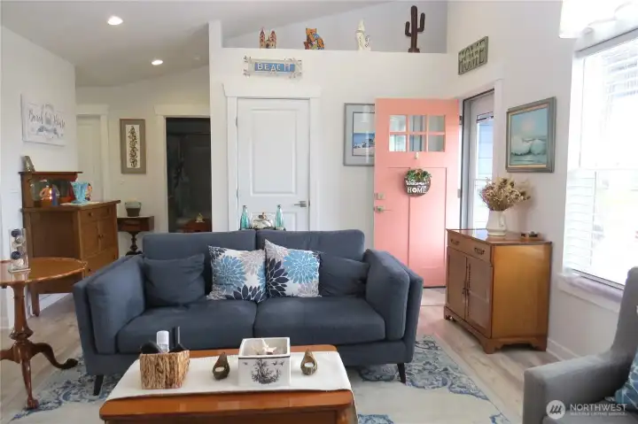 There are little niches to display your favorite items!