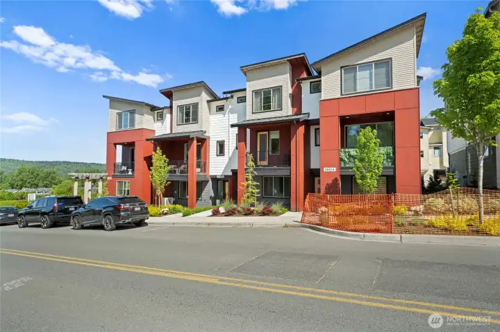 Beautiful modern townhome community with well maintened ground and contemporary arquitecture.