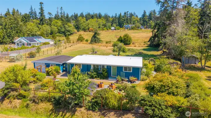Charming Home with Large Gardens, an Orchard, and Enjoys the Beach Amenities of Lagoon Point! Charming Home with Large Gardens, an Orchard, and Enjoys the Beach Amenities of Lagoon Point!