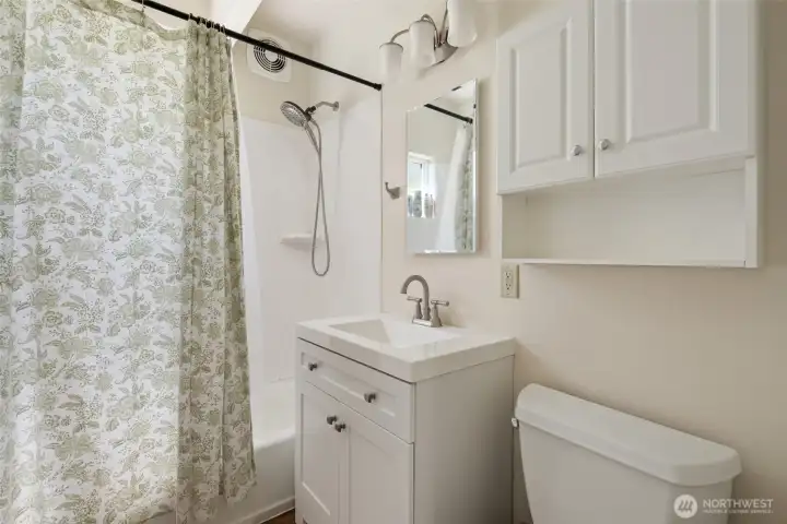 Full Bathroom Next to Bedrooms Full Bathroom Next to Bedrooms