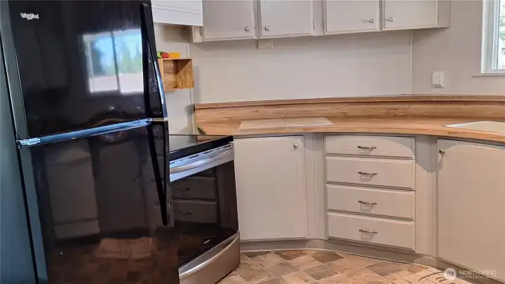THE REFRIG & STOVE IS UNER 4 YRS OLD.