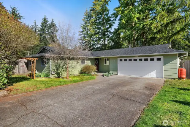 Welcome home to this updated rambler with a guesthouse and Pattison Lake access!