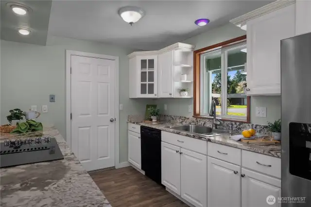 Clean and Bright Kitchen!