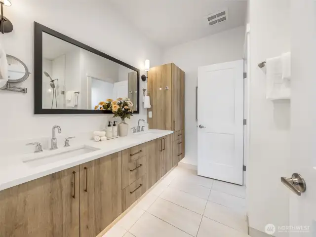 Primary en-suite bathroom